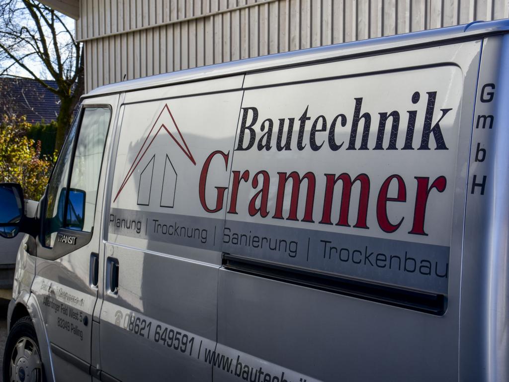 Bautechnik Grammer, Firmensitz in Palling, Landkreis Traunstein, Firmenfahrzeug